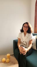 Uzman Psikolojik Danışman Feyza Ergül Vural danışma odasındaki koltukta