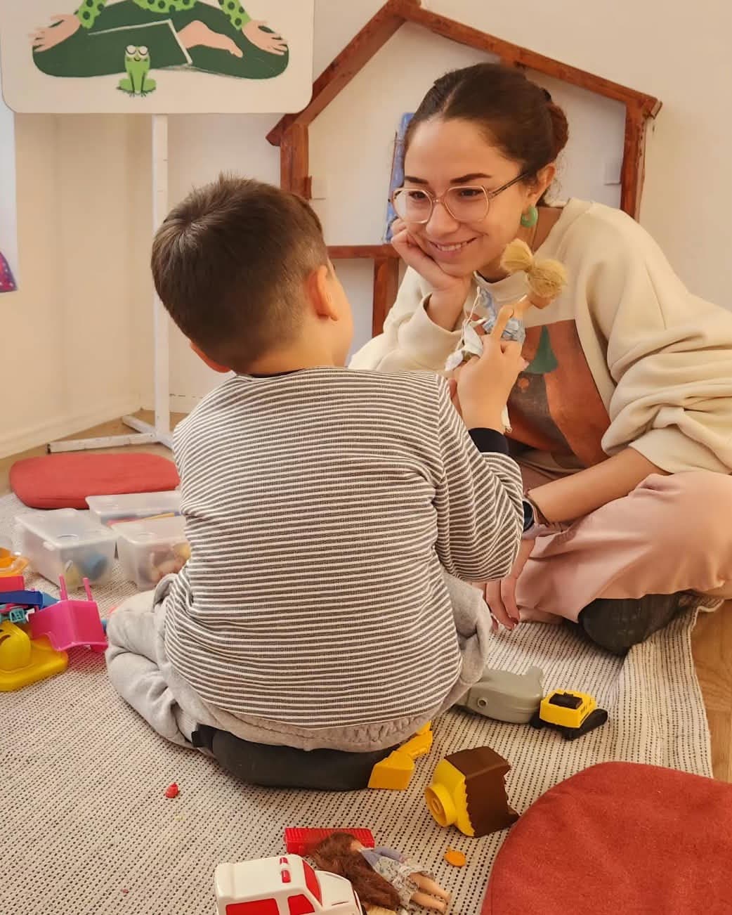Feyza Ergül Vural oyun odasında bir çocukla çalışırken