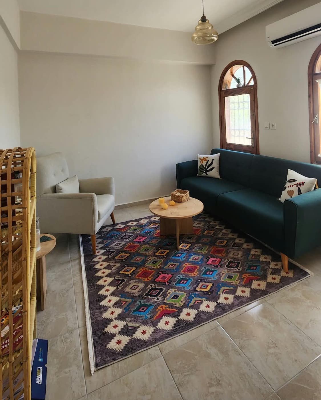 Fethiye'deki danışma odası, koltuk, kilim ve sehpa