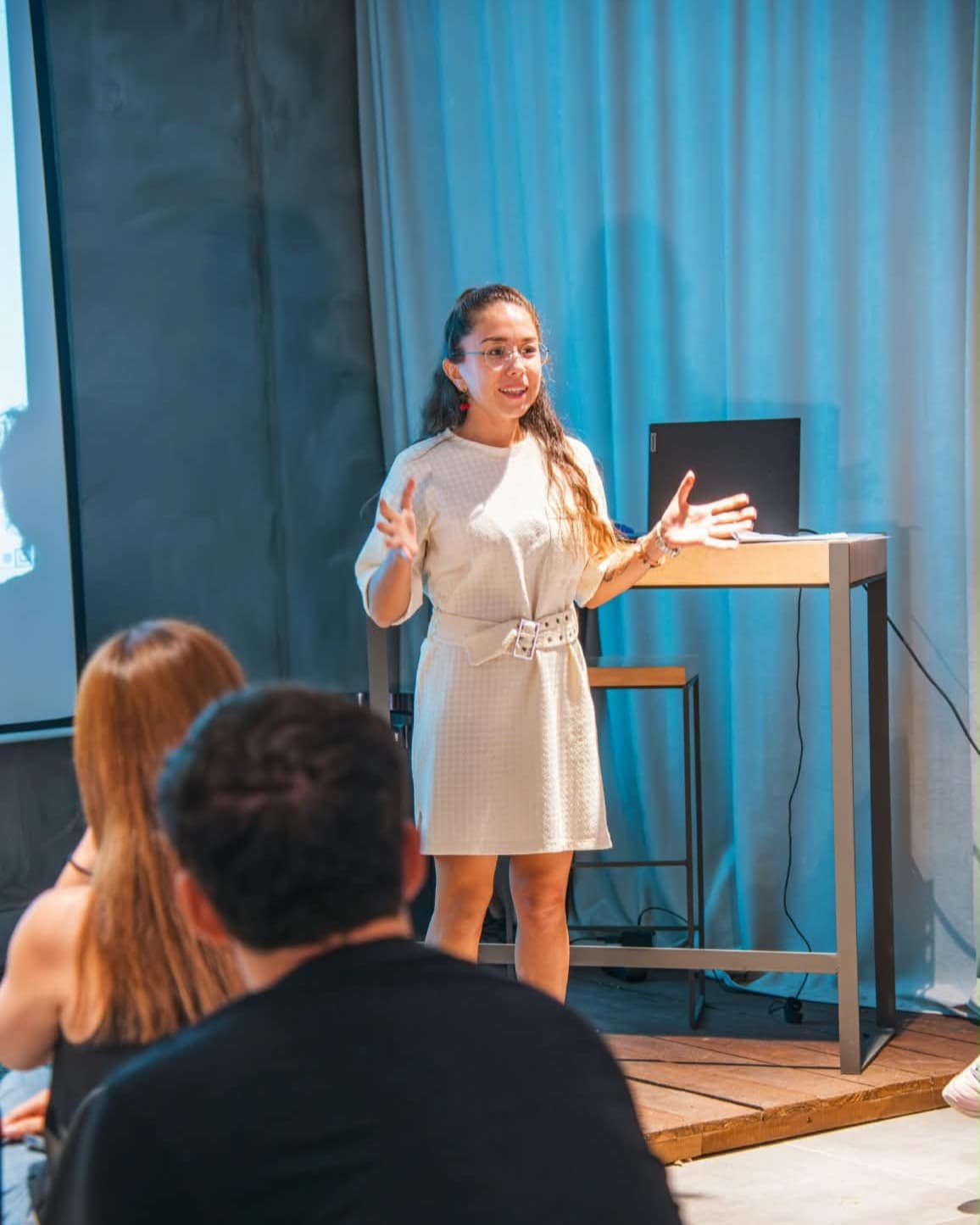 Feyza Ergül Vural bir seminerde katılımcılara sunum yaparken